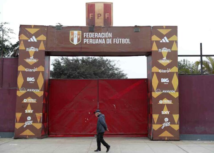 Fiscalía de Perú pide 36 meses de prisión preventiva para presidente de la Federación de Fútbol por corrupción