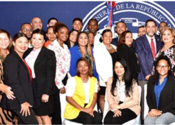 Maestros bilingües dominicanos contratados en NY en limbo migratorio por investigación sobre trata de personas