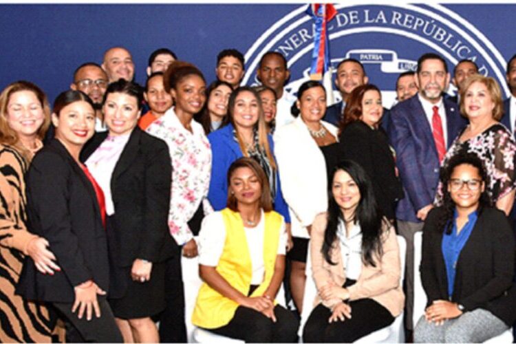 Maestros bilingües dominicanos contratados en NY en limbo migratorio por investigación sobre trata de personas