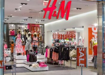 Apertura de H&M en Ágora Mall provoca largas filas de clientes que aguardan por premios