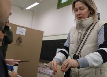 Abren los centros de votación para la segunda vuelta de las presidenciales en Uruguay