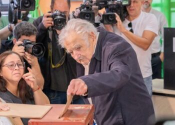 Expresidente Mujica vota en segunda vuelta de elecciones en Uruguay; dice es un país estable