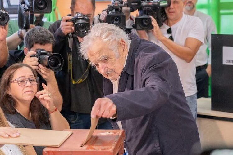 Expresidente Mujica vota en segunda vuelta de elecciones en Uruguay; dice es un país estable