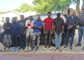 Detienen ciudadano por transportar 7 nacionales haitianos en estatus migratorio irregular