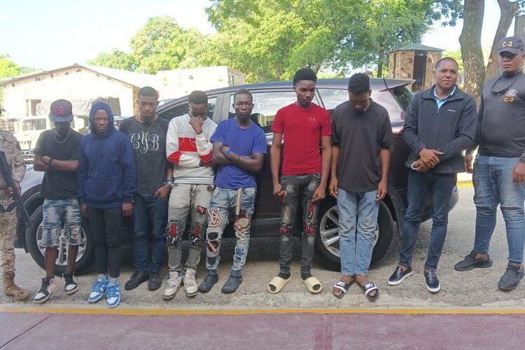 Detienen ciudadano por transportar 7 nacionales haitianos en estatus migratorio irregular