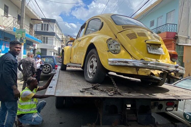 Alcaldía del Distrito Nacional retira chatarras durante operativo en Villa Juana