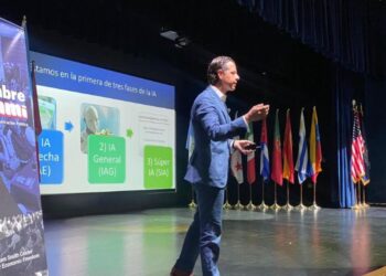 Consultor en comunicación dice IA destruirá 4 de 10 empleos antes de 2030