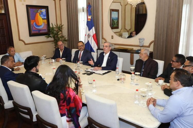 Abinader recibe a representantes de la Sociedad de Artistas Intérpretes y Ejecutantes