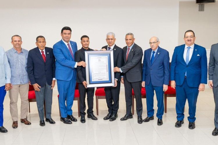 Senado de la República reconoce al Medallista Olímpico Yunior Alcántara