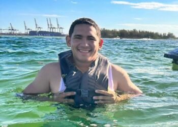 Autoridades buscan al prófugo Steven Otero Rauk por golpes y heridas a un ciudadano