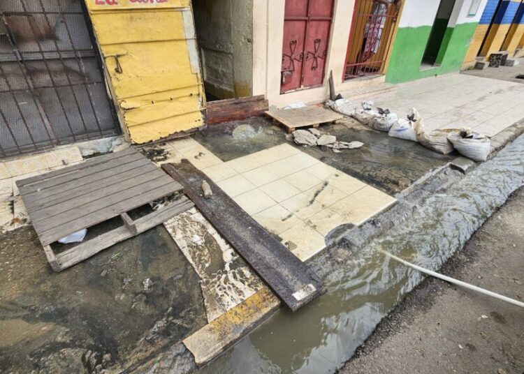 “La mierda flota en nuestras calles” dicen residentes de San Carlos