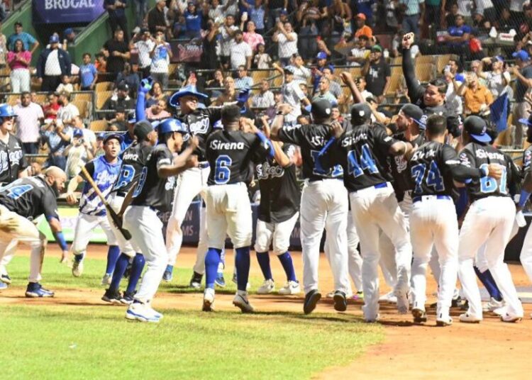 Sergio Alcántara jonronea; Licey somete a Toros en el Quisqueya