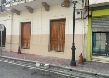 Hombre resulta herido al caerle encima pedazo de pared del edificio del arzobispado de Santiago