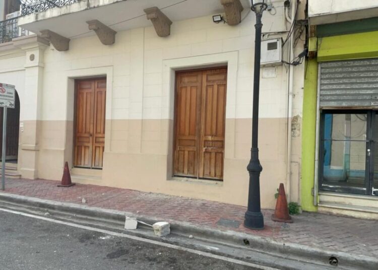 Hombre resulta herido al caerle encima pedazo de pared del edificio del arzobispado de Santiago