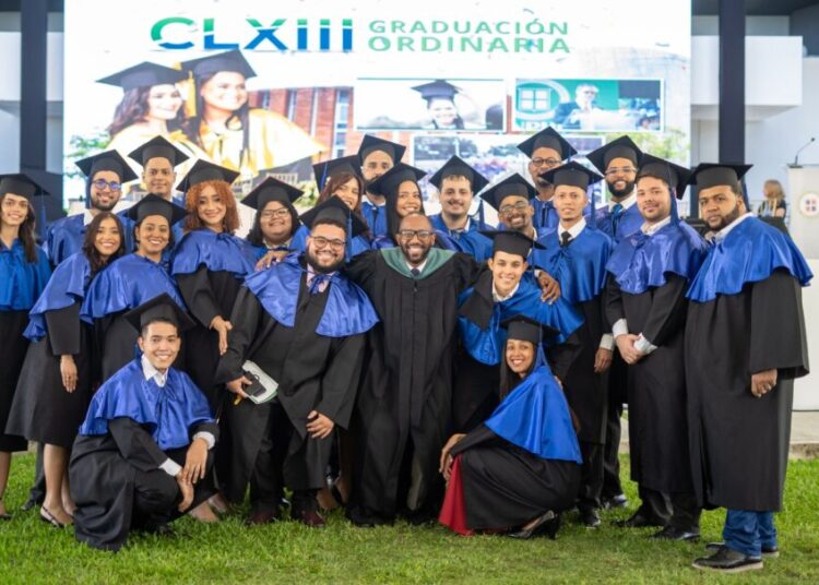 La UNPHU gradúa 824 nuevos profesionales