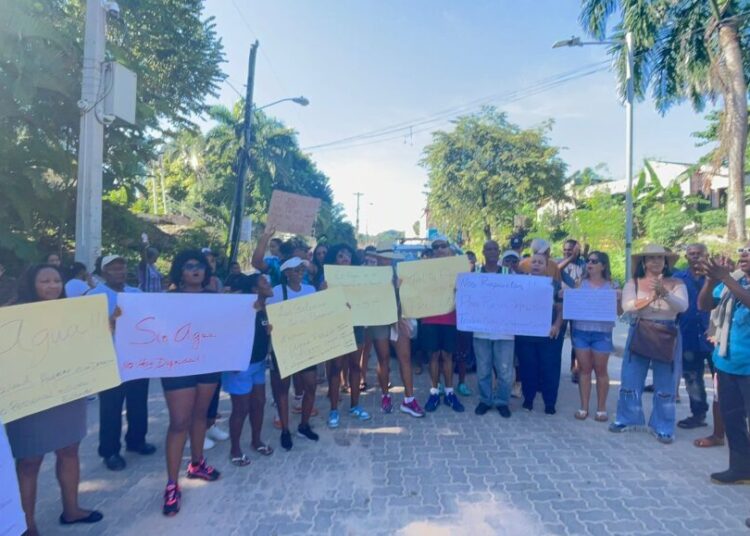 Residentes de Las Galeras y extranjeros marchan por falta de agua potable