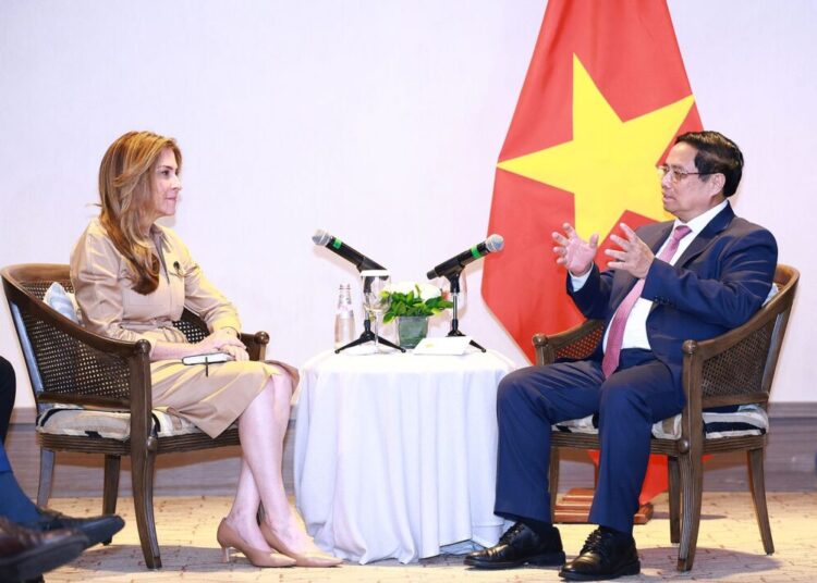 Carolina Mejía sostiene encuentro con el primer ministro de Vietnam