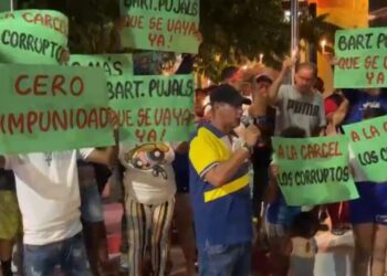 Realizan en Moca un fusilamiento simbólico contra Bartolomé Pujals en protesta por presuntos actos de corrupción