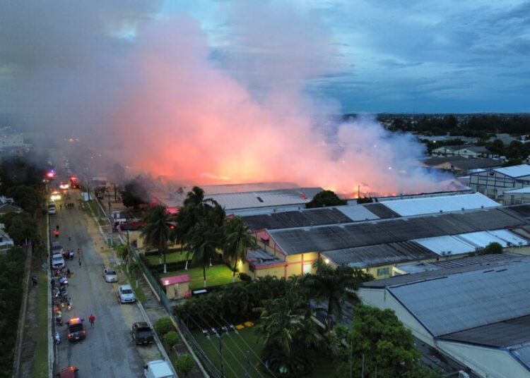 Bomberos de ocho municipios combaten incendio en zona franca SPM; 9-1-1 coordina asistencia