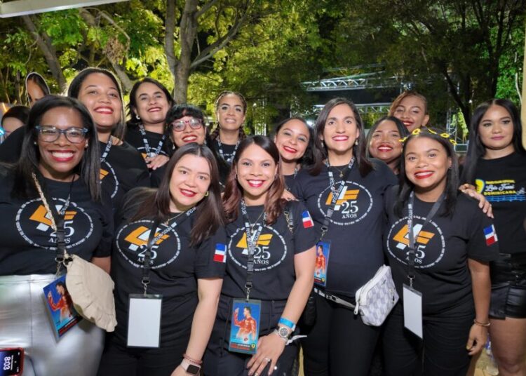 Fanáticos de Luis Fonsi se dan cita a su concierto este sábado