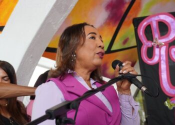 Escuela de Arte Tropical realiza desfile «Púrpura Rosa» en conmemoración al Día de la No Violencia Contra la Mujer