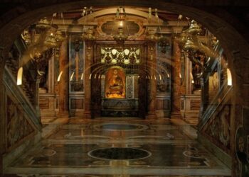 Instalarán una cámara junto a la tumba de san Pedro para poder rezar virtualmente