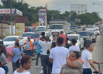 Bloquean autopista Joaquín Balaguer en demanda de arreglo de calles en Santiago