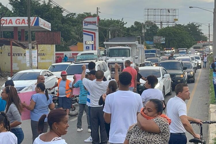 Bloquean autopista Joaquín Balaguer en demanda de arreglo de calles en Santiago