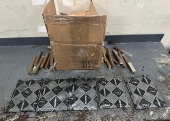 Ocupan cinco láminas de cocaína camufladas en cajas de tabacos