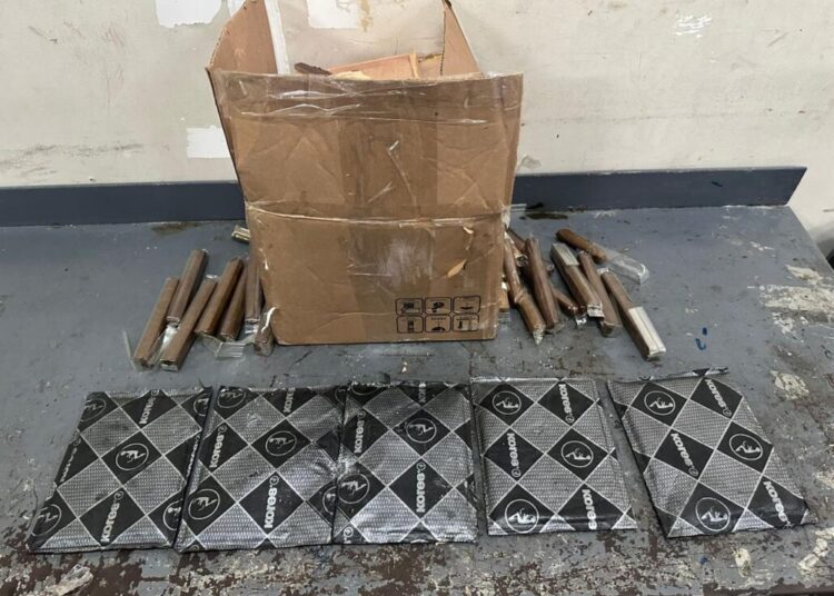 Ocupan cinco láminas de cocaína camufladas en cajas de tabacos