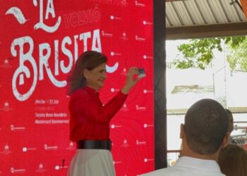 Vicepresidenta entrega Bono Navideño en Santiago