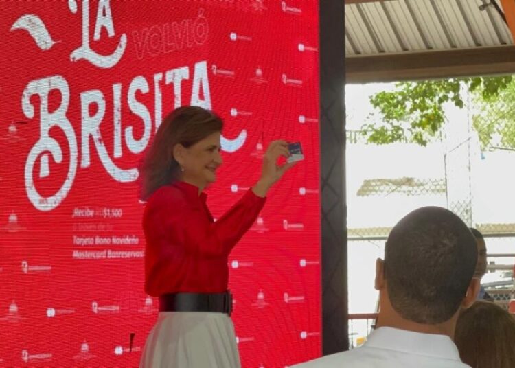 Vicepresidenta entrega Bono Navideño en Santiago