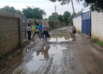 Ciudadanos reclaman arreglo de calles en Santiago