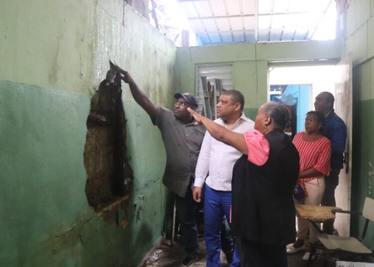 Denuncian estudiantes en escuela Las Malvinas de Villa Mella reciben docencia en condiciones infrahumanas