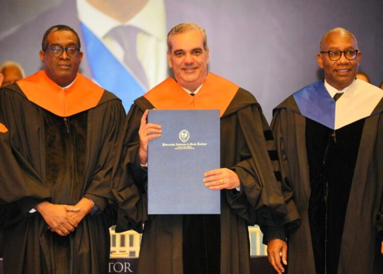 Presidente Abinader recibe título Doctor Honoris Causa de la UASD con emotivo discurso