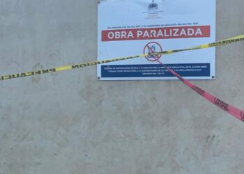 Al menos tres personas heridas tras desplome de local comercial en Santiago