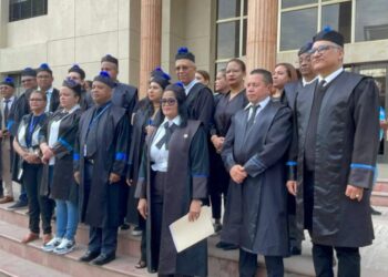 Fiscales protestan en Palacio de Justicia por aumento salarial y otras reivindicaciones