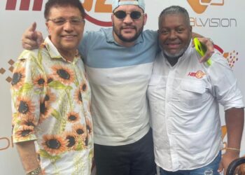 Emisora Hits 92.1 transmite desde Sambil y premia a sus oyentes