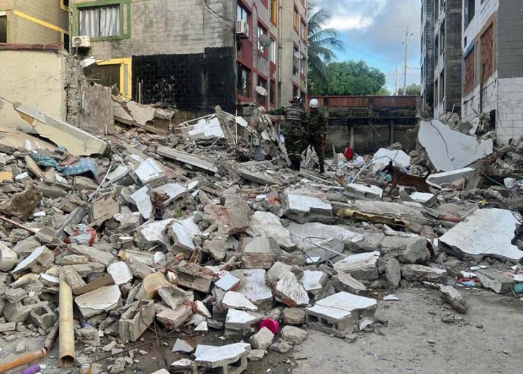 Una mujer muerta y cuatro niños heridos al desplomarse edificio en el norte de Colombia