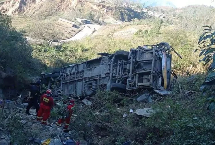 Al menos siete muertos y 30 heridos en accidente de autobús de escolares en el norte de Perú