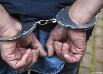 Policía captura a cinco hombres declarados en rebeldía