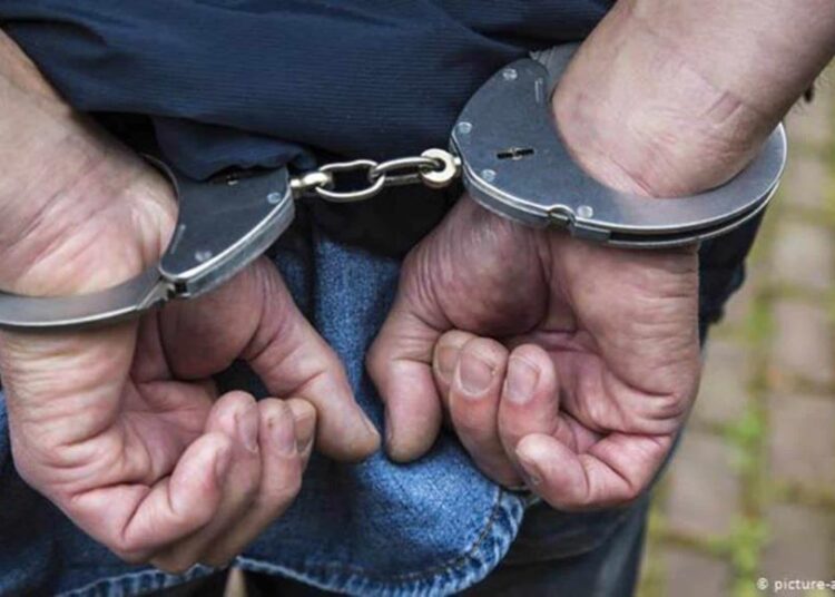 Policía captura a cinco hombres declarados en rebeldía