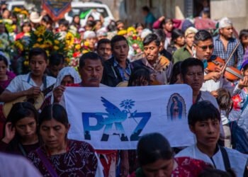 Marchan por justicia a un mes del asesinato del padre Marcelo Pérez en el sur de México