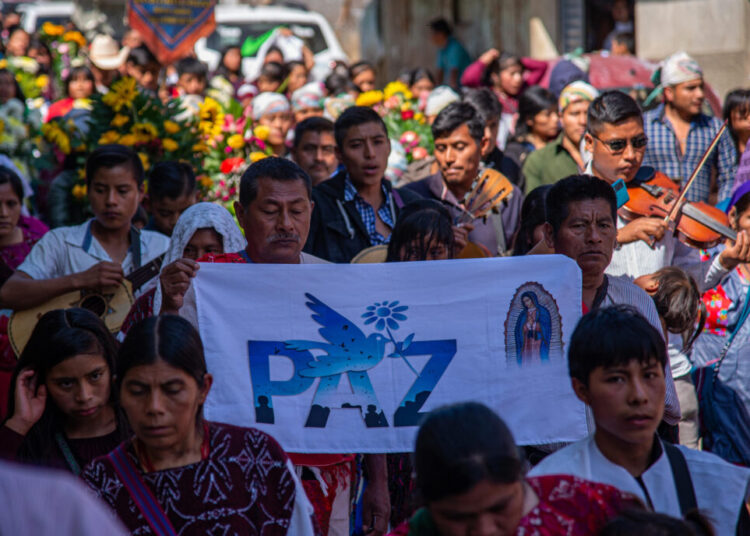 Marchan por justicia a un mes del asesinato del padre Marcelo Pérez en el sur de México