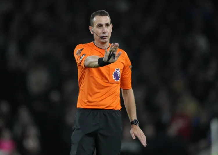 Investigación en curso sobre el árbitro David Coote por supuesta conversación sobre tarjeta amarilla