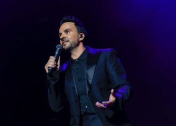 Luis Fonsi recuerda que su carrera comenzó sin presupuesto «y tocando puertas»