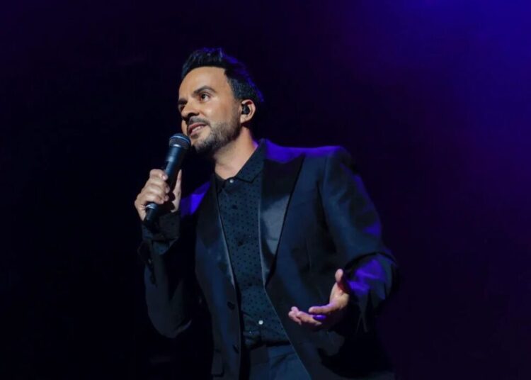 Luis Fonsi recuerda que su carrera comenzó sin presupuesto «y tocando puertas»