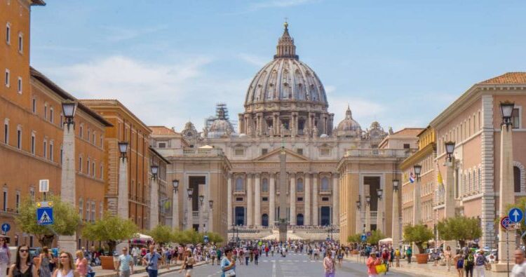 El papa pide «medidas urgentes» y «sacrificios» para sostener las pensiones del Vaticano