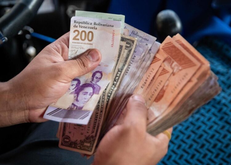 El dólar oficial en Venezuela llega a los 51 bolívares y sigue la caída de la moneda local