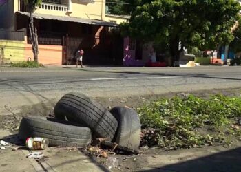 Los hoyos y los drenajes tapados el problema de nunca acabar en Santo Domingo Este